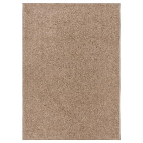 Tapis beige uni pour intérieur.