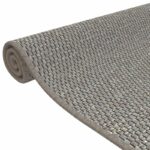 Tapis enroulé gris texture tissée.