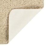 Tapis beige en gros plan, texture douce.