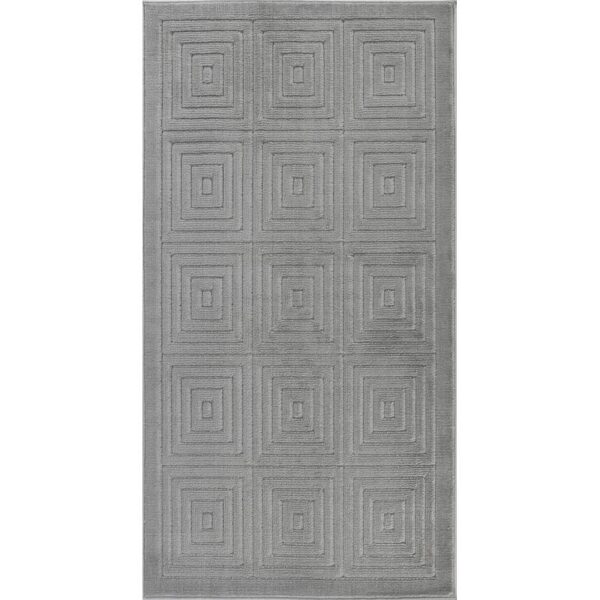 Tapis gris avec motifs géométriques carrés.