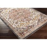 Tapis oriental aux motifs floraux sur sol en bois.