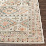 Tapis coloré style ethnique sur plancher en bois.