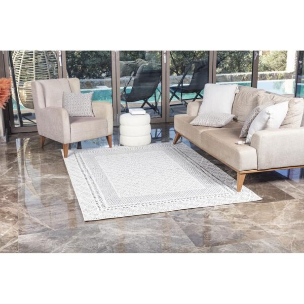 Salon moderne avec canapé et fauteuils élégants.