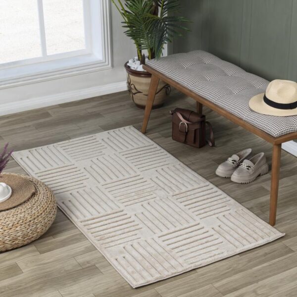 Tapis beige dans intérieur moderne et épuré.