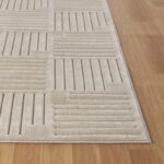 Tapis beige texturé sur parquet en bois