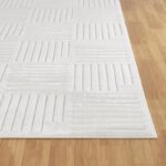 Tapis blanc moderne sur plancher en bois.
