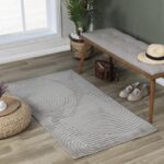 Tapis contemporain gris dans un salon moderne.