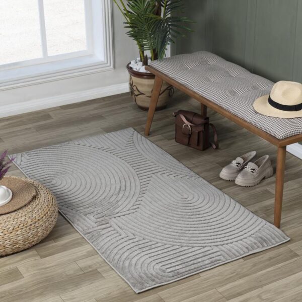 Tapis contemporain gris dans un salon moderne.