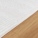 Tapis blanc texture sur plancher en bois.