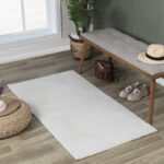 Tapis blanc dans intérieur moderne avec décoration naturelle.