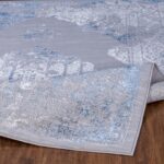 Tapis gris motif baroque sur plancher bois