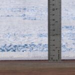 Mètre ruban sur tapis bleu et blanc.