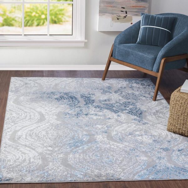 Tapis bleu et gris dans salon lumineux.