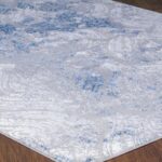 Tapis en motifs bleus et gris élégants.