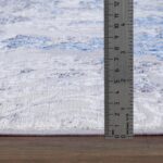 Mètre sur tapis bleu et blanc.