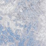 Tissu damassé gris avec motifs floraux bleus.