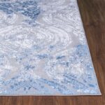 Tapis bleu et gris aux motifs orientaux.