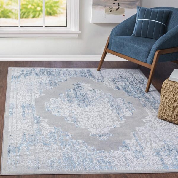 Tapis gris et bleu dans un salon lumineux.