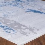 Tapis bleu et blanc sur plancher en bois.