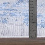 Mètre sur tapis bleu et blanc.