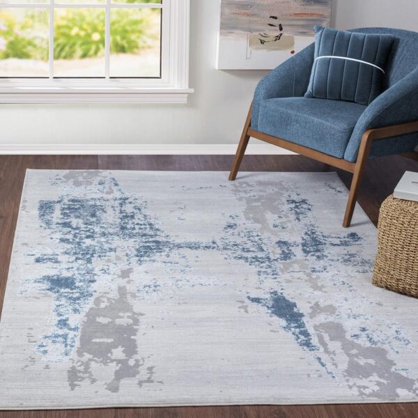 Tapis moderne bleu et blanc dans salon éclairé.