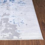 Tapis moderne bleu et blanc sur parquet.
