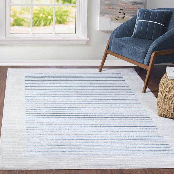 Tapis rayé bleu et blanc dans salon moderne.