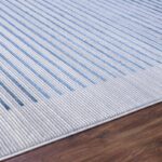 Tapis rayé bleu et blanc sur parquet