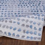 Tapis motifs géométriques bleus et gris.