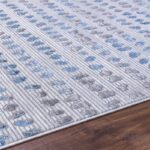 Tapis moderne bleu et gris en gros plan.