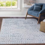 Tapis moderne dans salon lumineux.