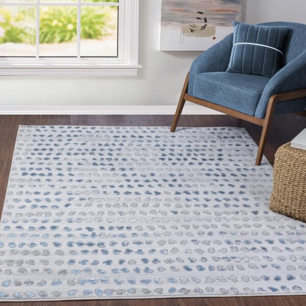 Tapis moderne dans salon lumineux.