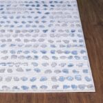Tapis motifs animaux bleus et gris.