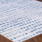 Tapis texturé bleu et blanc sur sol en bois