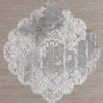Tapis motif floral gris et beige.