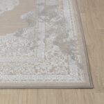 Tapis beige à motifs décoratifs sur parquet.