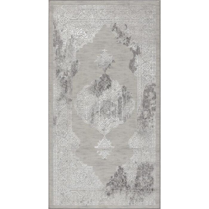 Tapis gris avec motifs décoratifs élégants.