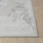 Tapis gris à motifs sur sol en bois