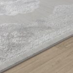 Tapis élégant motif dentelle sur parquet.