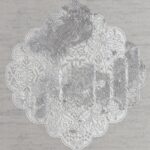 Tapis à motif floral gris sur fond beige.