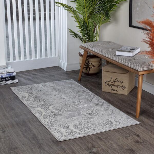 Intérieur moderne avec tapis et décoration végétale.