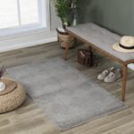 Tapis gris design intérieur avec banc et accessoires.