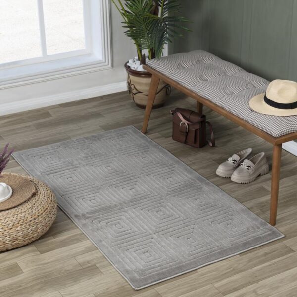 Tapis gris design intérieur avec banc et accessoires.