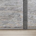 Mètre ruban sur tapis texturé.