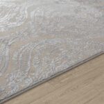 Tapis élégant motif floral gris et beige.