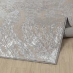 Tapis motif floral gris et beige sur parquet