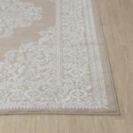 Tapis beige à motifs floraux sur sol clair.