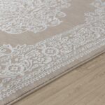 Tapis beige à motifs dentelle élégants.