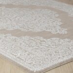 Tapis beige à motifs floraux élégants.