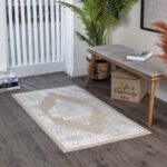 Tapis élégant dans salon moderne.